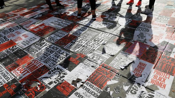 Люди стоят над плакатами BLM на площади Black Lives Matter Plaza во время марша Убери свое колено с наших шей в поддержку расовой справедливости возле Белого дома (28 августа 2020). Вашингтон - Sputnik Արմենիա