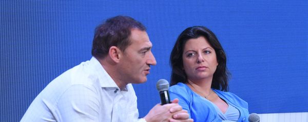 Главный редактор телеканала RT и МИА Россия сегодня Маргарита Симоньян и журналист Роман Бабаян на медиаконференции RT MEDIA TALK В зоне конфликта: риски и ответственность журналистов в Москве. - Sputnik Արմենիա