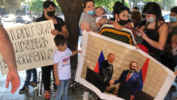 Акция протеста Хочу в Россию у здания правительства (9 сентября 2020). Еревaн - Sputnik Արմենիա