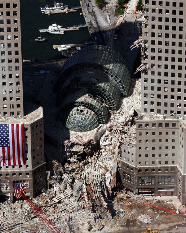 Кусок обрушившегося здания после атаки 9/11 в Нью-Йорке Кусок обрушившегося здания после атаки 9/11 в Нью-Йорке - Sputnik Армения