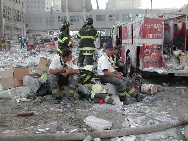 Отдых пожарных во время атаки 9/11 в Нью-Йорке Отдых пожарных во время атаки 9/11 в Нью-Йорке - Sputnik Армения