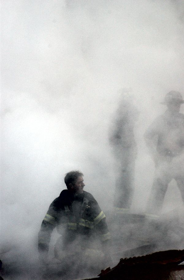 Пожарный в дыму от разрушения Всемирного торгового центра 11 сентября в Нью-Йорке Пожарный в дыму от разрушения Всемирного торгового центра 11 сентября в Нью-Йорке - Sputnik Армения