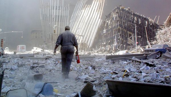 Мужчина с огнетушителем на месте атаки Всемирного торгового центра 11 сентября в Нью-Йорке - Sputnik Армения