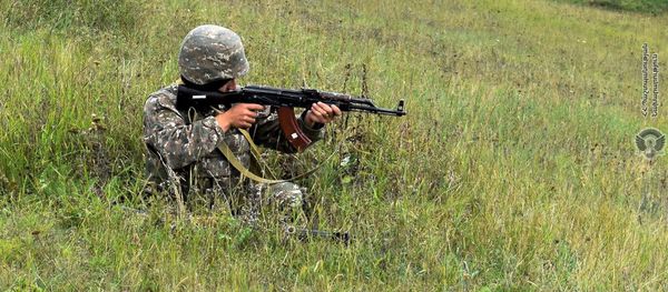 Армянский военнослужащий на тренировке по стрельбе Армянский военнослужащий на тренировке по стрельбе - Sputnik Армения