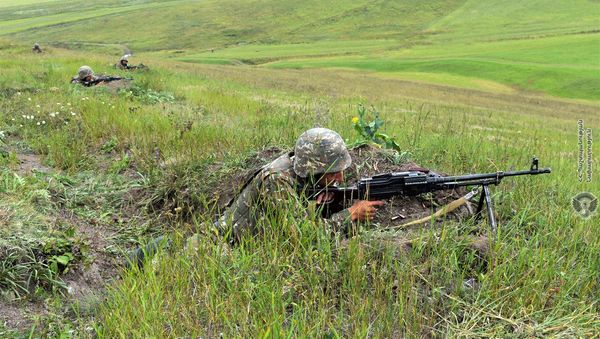 Армянский военнослужащий на тренировке по стрельбе - Sputnik Армения