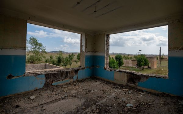 Полуразрушенное административное здание бывшего аэропорта в Гаваре - Sputnik Армения