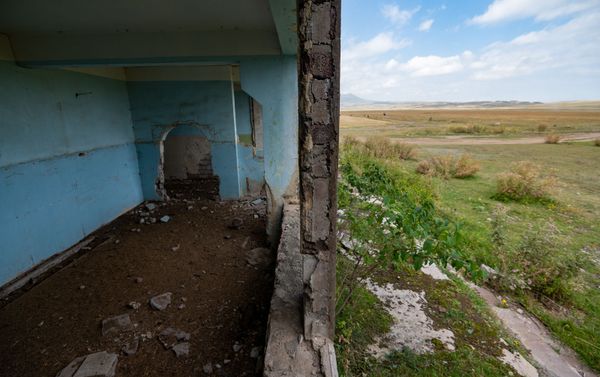 Полуразрушенное административное здание бывшего аэропорта в Гаваре - Sputnik Армения
