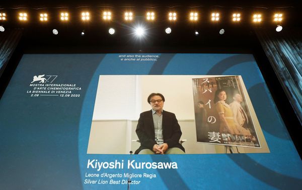Режиссер Киеси Куросава получает премию Серебряный лев за лучшую режиссуру на 77 Венецианском киновестивале (12 сентября 2020). Венеция - Sputnik Армения