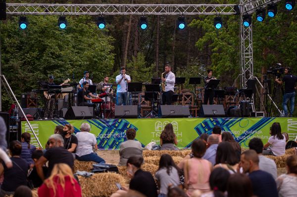 6-ой ежегодный джазовый фестиваль Yerevan Jazz Fest в Тавуше (13 сентября 2020). Берд 6-ой ежегодный джазовый фестиваль Yerevan Jazz Fest в Тавуше (13 сентября 2020). Берд - Sputnik Армения