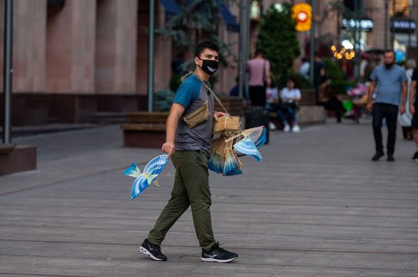 Налоги с шариков и заводных собачек: зачем власти Еревана взялись за уличных торговцев? - Sputnik Армения