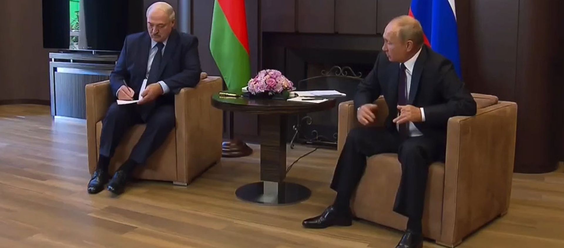 Президенты России и Беларуси Владимир Путин и Александр Лукашенко во время встречи (14 сентября 2020). Сочи - Sputnik Армения, 1920, 11.02.2021