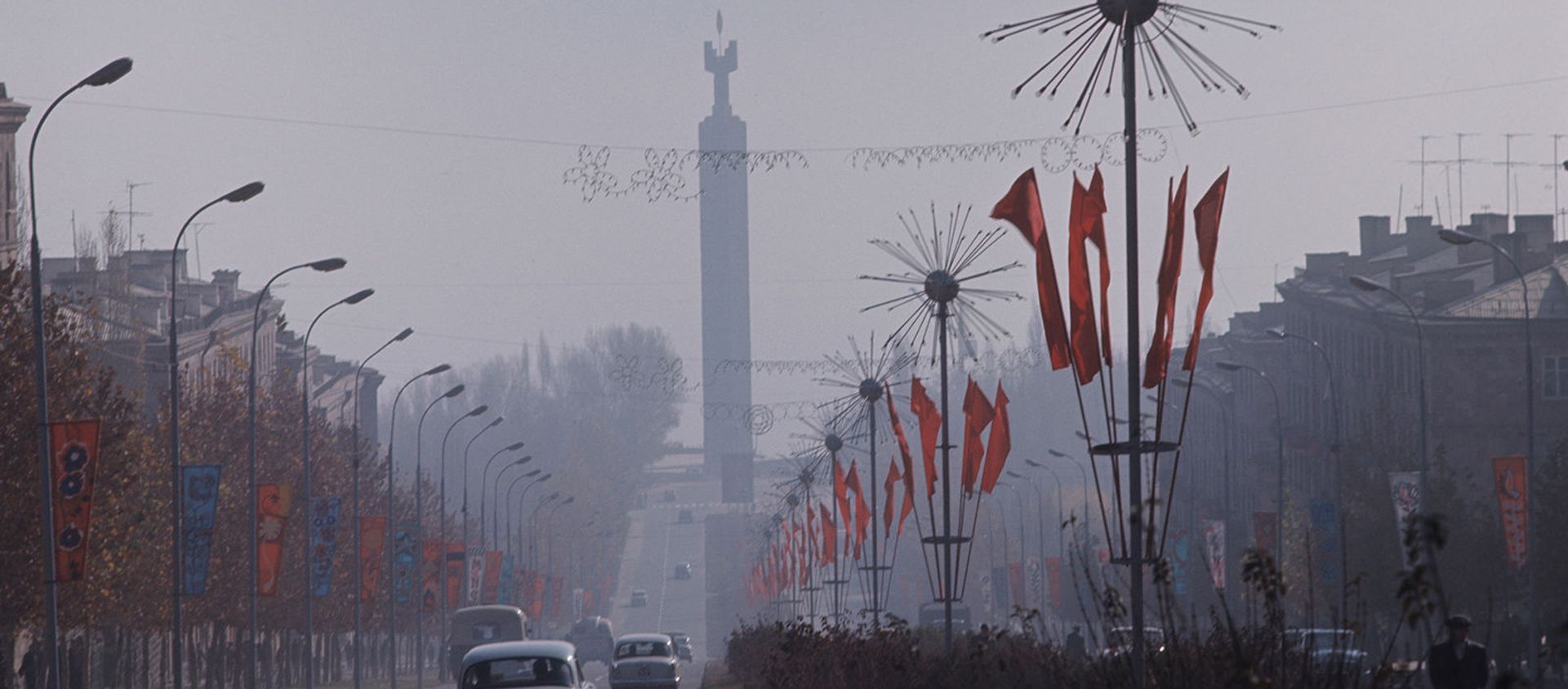 Обелиск 50 лет Советской Армении (сейчас Возрождённая Армения) на проспекте Азатутяна в Ереване (1970-е гг) - Sputnik Արմենիա, 1920, 17.09.2020