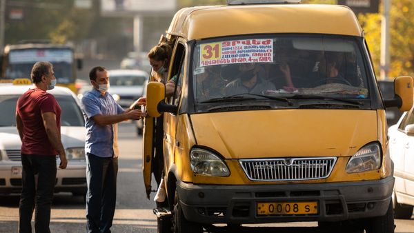 Перегруженная автобусная остановка в Ереване - Sputnik Արմենիա