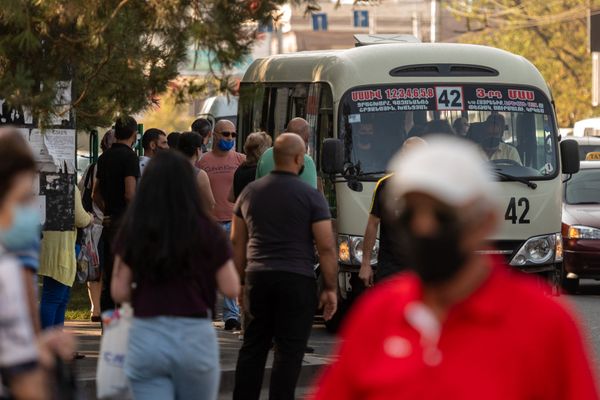 Перегруженная автобусная остановка в Ереване Перегруженная автобусная остановка в Ереване - Sputnik Армения