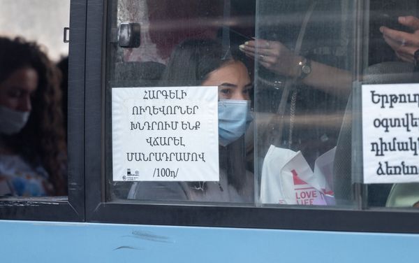Перегруженный автобус на остановке в Ереване Перегруженный автобус на остановке в Ереване - Sputnik Армения