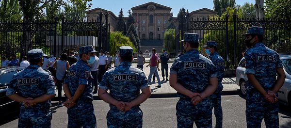 Сотрудники полиции перед зданием Национального собрания Армении (16 сентября 2020). Еревaн - Sputnik Արմենիա