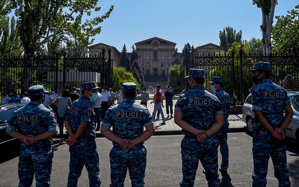 Сотрудники полиции перед зданием Национального собрания Армении (16 сентября 2020). Еревaн - Sputnik Армения