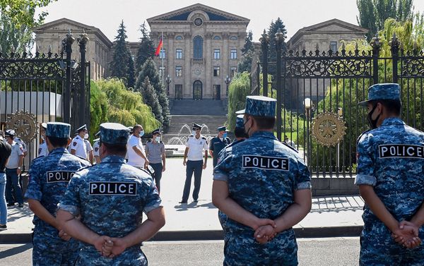 Сотрудники полиции перед зданием Национального собрания Армении (16 сентября 2020). Еревaн - Sputnik Армения