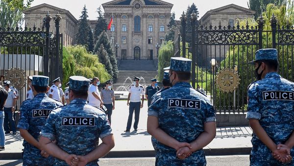 Сотрудники полиции перед зданием Национального собрания Армении (16 сентября 2020). Еревaн Сотрудники полиции перед зданием Национального собрания Армении (16 сентября 2020). Еревaн - Sputnik Армения