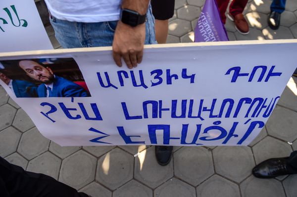 Я тебя породил, я тебя и уйму: у парламента проходит акция против Араика Арутюняна - Sputnik Армения