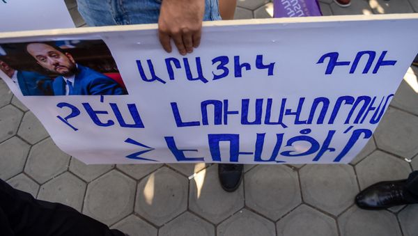 Акция протеста против министра науки, образования, культуры и спорта Араика Арутюняна перед зданием Национального собрания Армении (16 сентября 2020). Еревaн - Sputnik Армения