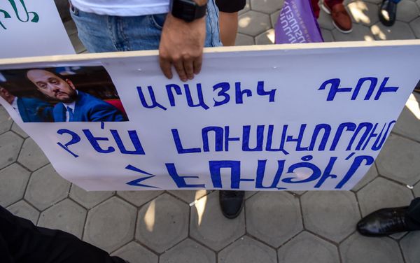 Акция протеста против министра науки, образования, культуры и спорта Араика Арутюняна перед зданием Национального собрания Армении (16 сентября 2020). Еревaн - Sputnik Армения