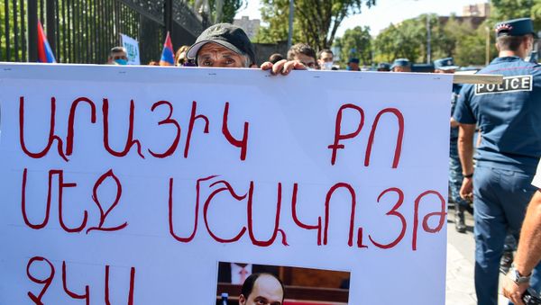 Акция протеста против министра науки, образования, культуры и спорта Араика Арутюняна перед зданием Национального собрания Армении (16 сентября 2020). Еревaн Акция протеста против министра науки, образования, культуры и спорта Араика Арутюняна перед зданием Национального собрания Армении (16 сентября 2020). Еревaн - Sputnik Արմենիա