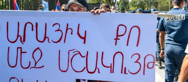 Акция протеста против министра науки, образования, культуры и спорта Араика Арутюняна перед зданием Национального собрания Армении (16 сентября 2020). Еревaн - Sputnik Արմենիա