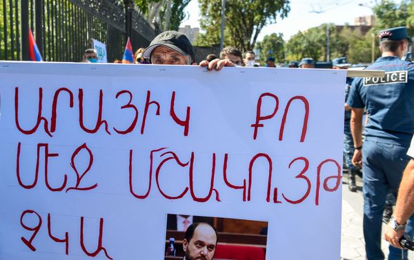 Акция протеста против министра науки, образования, культуры и спорта Араика Арутюняна перед зданием Национального собрания Армении (16 сентября 2020). Еревaн - Sputnik Армения