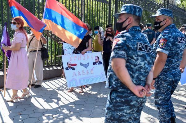 Я тебя породил, я тебя и уйму: у парламента проходит акция против Араика Арутюняна - Sputnik Армения
