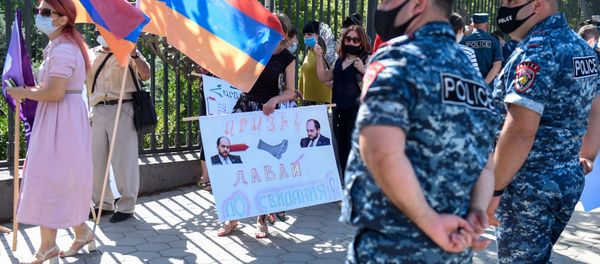 Акция протеста против министра науки, образования, культуры и спорта Араика Арутюняна перед зданием Национального собрания Армении (16 сентября 2020). Еревaн - Sputnik Армения
