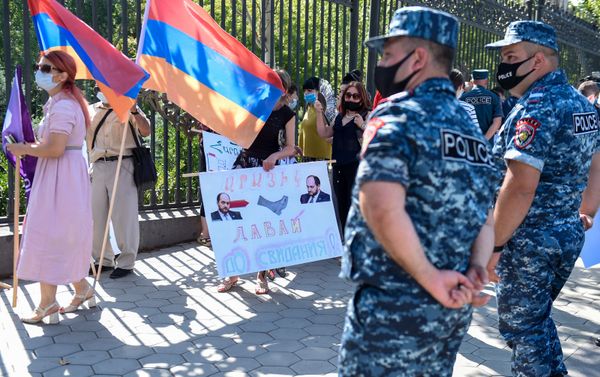 Акция протеста против министра науки, образования, культуры и спорта Араика Арутюняна перед зданием Национального собрания Армении (16 сентября 2020). Еревaн - Sputnik Армения