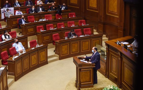 Выступление министра науки, образования, культуры и спорта Араика Арутюняна на очередном заседании Национального собрания Армении (16 сентября 2020). Еревaн - Sputnik Армения