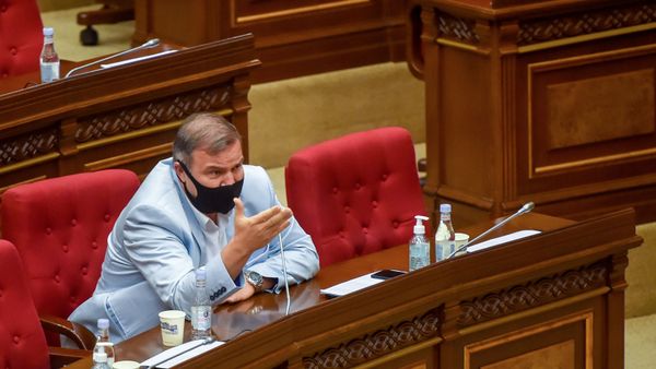 Депутат от фракции Процветающая Армения Микаел Мелкумян задает вопрос министру НОКС Араику Арутюняну на очередном заседании Национального собрания Армении (16 сентября 2020). Еревaн - Sputnik Արմենիա