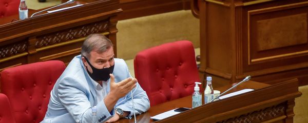 Депутат от фракции Процветающая Армения Микаел Мелкумян задает вопрос министру НОКС Араику Арутюняну на очередном заседании Национального собрания Армении (16 сентября 2020). Еревaн - Sputnik Արմենիա