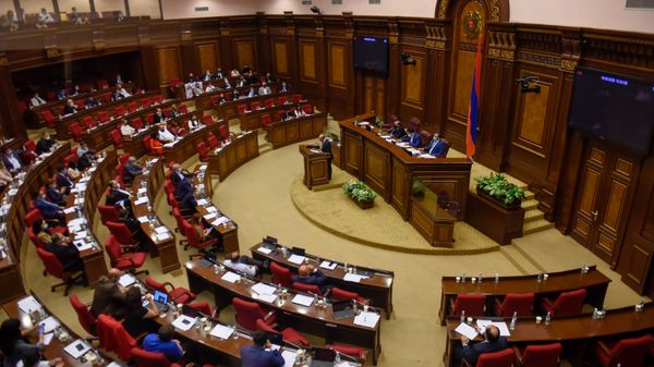 Выступление руководителя фракции Просвещенная Армения Эдмона Марукяна на очередном заседании Национального собрания Армении (16 сентября 2020). Еревaн - Sputnik Армения