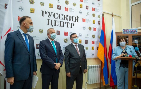 Посол РФ в Армении Сергей Копыркин (в середине) и директор Дома Москвы Ваграм Карапетян (слева) на открытии Русского центра в Армении (18 сентября 2020). Еревaн Посол РФ в Армении Сергей Копыркин (в середине) и директор Дома Москвы Ваграм Карапетян (слева) на открытии Русского центра в Армении (18 сентября 2020). Еревaн - Sputnik Армения