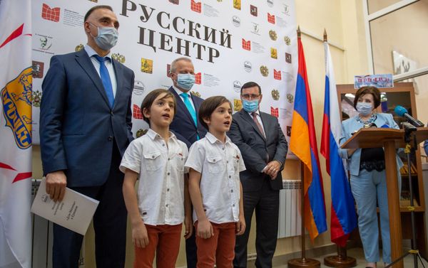 Посол РФ в Армении Сергей Копыркин (в середине) и директор Дома Москвы Ваграм Карапетян (слева) на открытии Русского центра в Армении (18 сентября 2020). Еревaн Посол РФ в Армении Сергей Копыркин (в середине) и директор Дома Москвы Ваграм Карапетян (слева) на открытии Русского центра в Армении (18 сентября 2020). Еревaн - Sputnik Армения