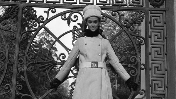Манекенщица Московского дома моделей в наряде коллекции осень-зима 1968 года - Sputnik Армения