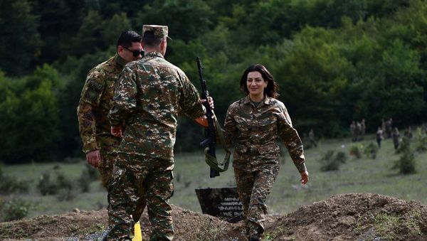 Анна Акопян во время военных курсов по приобретению военных навыков (август 2020). Карабах - Sputnik Արմենիա