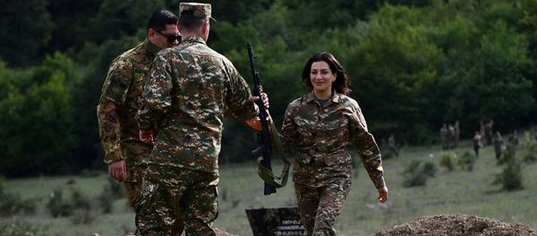 Анна Акопян во время военных курсов по приобретению военных навыков (август 2020). Карабах - Sputnik Արմենիա