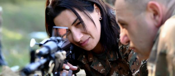 Анна Акопян во время военных курсов по приобретению военных навыков (август 2020). Карабах - Sputnik Армения