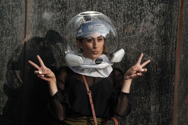 Участница модного показа в шлеме Covidisor перед началом показа во время New York Fashion Week Участница модного показа в шлеме Covidisor перед началом показа во время New York Fashion Week - Sputnik Армения