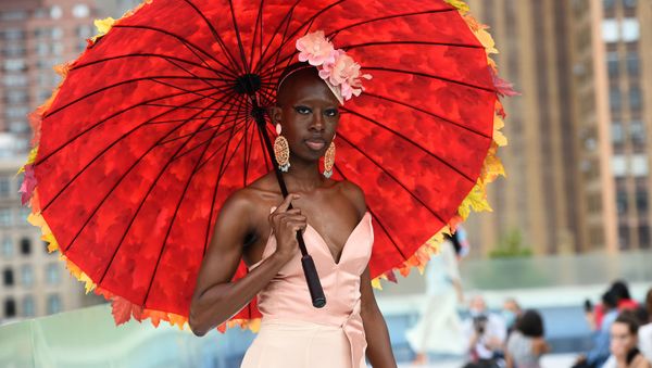 Модель на показе во время Flying Solo NYFW Show - Sputnik Армения