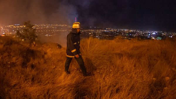 Сотрудник МЧС на месте пожара у Матенадарана (19 сентября 2020). Еревaн - Sputnik Армения