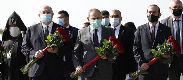 Премьер-министр Никол Пашинян, президент Армен Саркисян и другие члены правительства в военном пантеоне Ераблур (21 сентября 2020). Еревaн - Sputnik Արմենիա