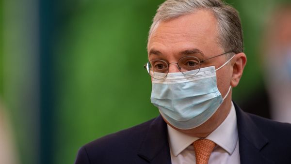 Министр иностранных дел Зограб Мнацаканян перед началом церемонии награждения в честь Дня Независимости Армении (21 сентября 2020). Еревaн Министр иностранных дел Зограб Мнацаканян перед началом церемонии награждения в честь Дня Независимости Армении (21 сентября 2020). Еревaн - Sputnik Армения