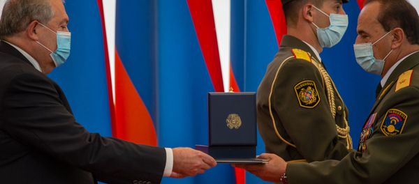 Генерал-майор Ишхан Матевосян получает орден За заслуги перед Отечеством 2-й степени во время церемонии награждения в честь Дня Независимости Армении (21 сентября 2020). Еревaн Генерал-майор Ишхан Матевосян получает орден За заслуги перед Отечеством 2-й степени во время церемонии награждения в честь Дня Независимости Армении (21 сентября 2020). Еревaн - Sputnik Армения