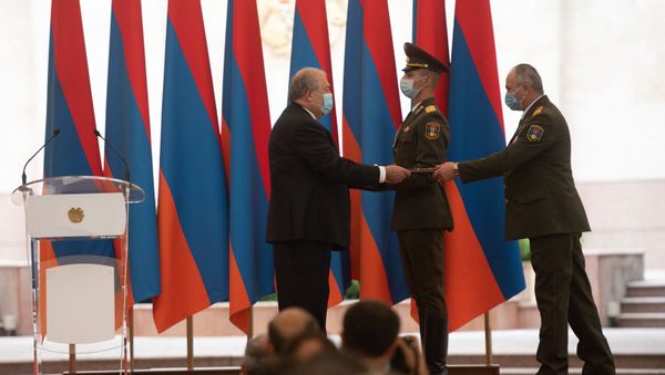 Начальник управления тыла - начальник управления ВС РА Ромик Маргарян получает звание генерал-майора во время церемонии награждения в честь Дня Независимости Армении (21 сентября 2020). Еревaн - Sputnik Արմենիա