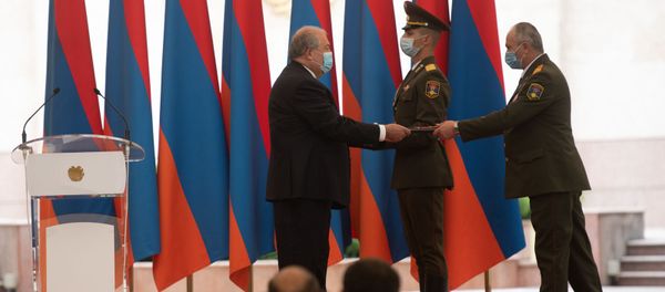 Начальник управления тыла - начальник управления ВС РА Ромик Маргарян получает звание генерал-майора во время церемонии награждения в честь Дня Независимости Армении (21 сентября 2020). Еревaн - Sputnik Արմենիա
